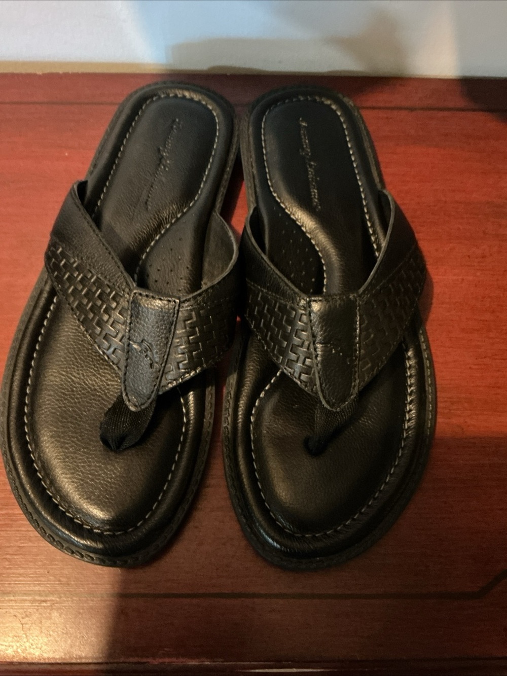 NEW TOMMY BAHAMA  ANCHORS ASHORE LEATHER FLIP FLOPS